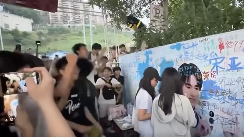經紀公司樓下爆衝突　驚傳女粉遭砍傷見血