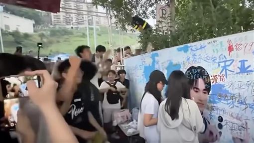 經紀公司樓下爆衝突　驚傳女粉遭砍傷見血