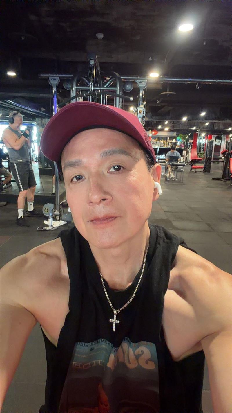 小鐘53歲仍未婚，近日非常活躍於網路世界。（圖／翻攝自IG @dancinggood）