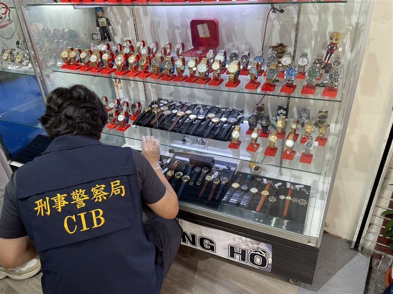 越南夫妻經營錶店卻私下販賣仿冒品,以越南文招攬同鄉躲避查緝。(圖/翻攝畫面)