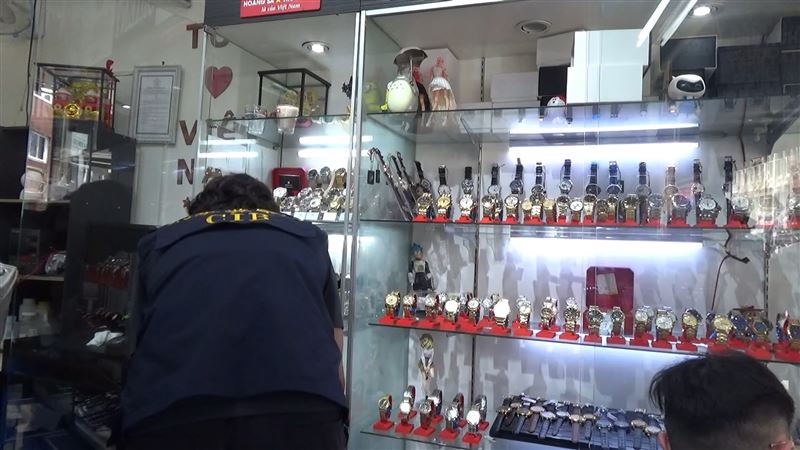 越籍夫妻臉書直播賣假錶　百萬名錶賣1萬
