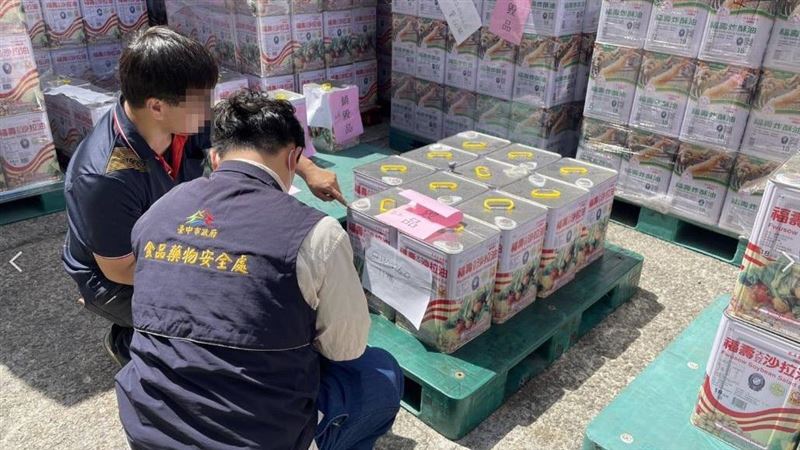 毒油事件爆發後,台中食安處前往福壽公司進行油品回收銷毀作業。(圖/資料照)