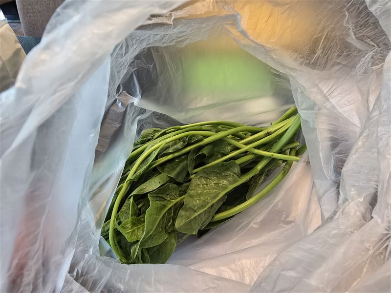 台北寒舍艾美酒店宴會廳的皇宮菜(落葵),驗出殺菌劑Dimethomorph達滅芬0.35ppm。(圖/北市衛生局提供)