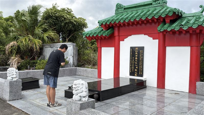 YouTuber「看你老墓」司徒建銘以孝道精神掃墓追思 。(圖/紅心字會提供)