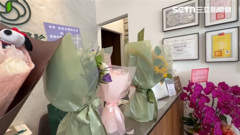 陳幸妤自爆已與趙建銘離婚,許多支持民眾紛紛送花給陳幸妤,期盼她往後的人生順遂。(圖/記者林昱孜攝影)