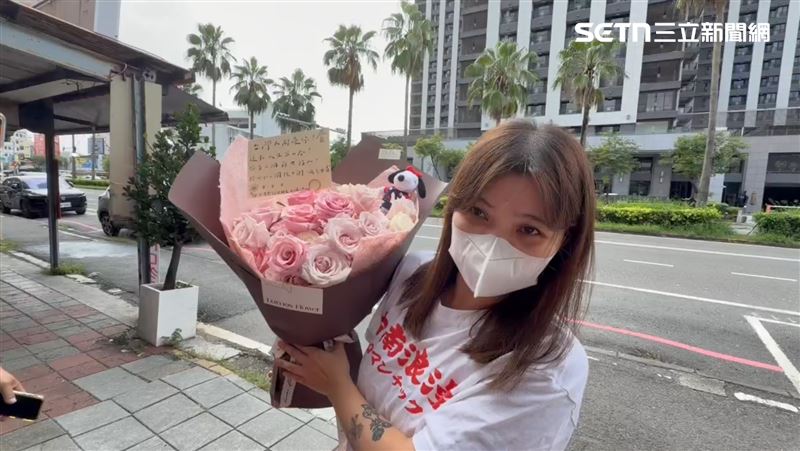 王瑞德透過網路訂花送給陳幸妤替她加油打氣。(圖/記者林昱孜攝影)