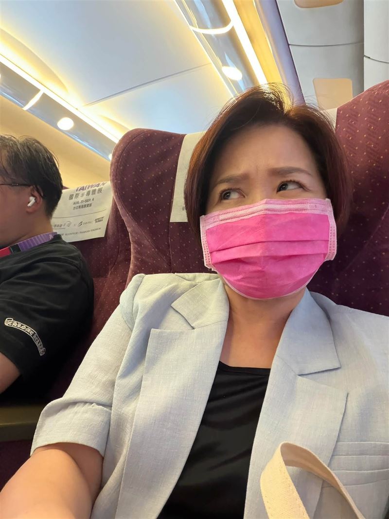 楊月娥搭高鐵遇到體味管理不佳的乘客,在社群發文表示崩潰。(圖/翻攝自楊月娥臉書)
