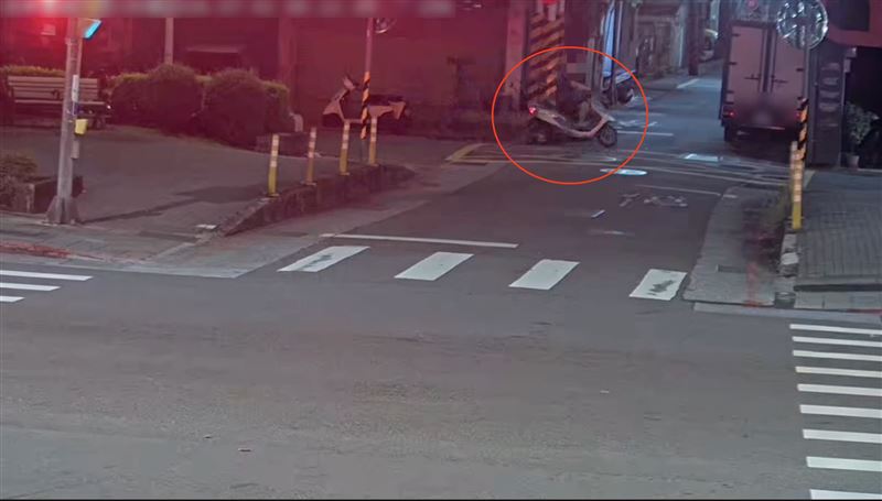 台北市南港區一名劉姓男子因買東西貪圖方便,偷走路邊的機車代步。(圖/翻攝畫面)