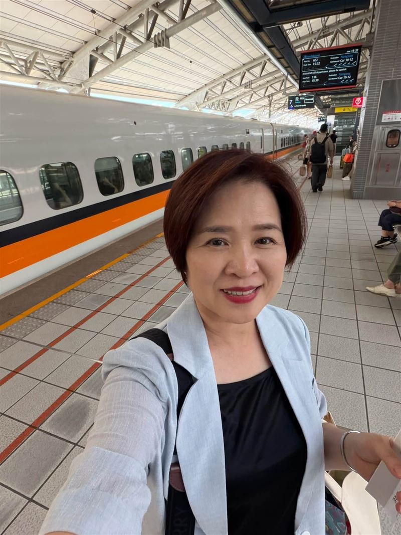楊月娥搭高鐵遇到體味管理不佳的乘客,在社群發文表示崩潰。(圖/翻攝自楊月娥臉書)