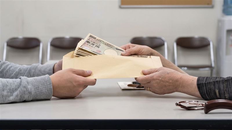 在日本,一名台灣男大生冒充警察上門,向一名80歲老婦騙取690萬日元。(示意圖/AI生成)