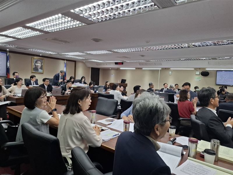 立法院社會福利及衛生環境委員會今(19)日繼續審查行政院函請審議「食品安全衛生管理法部分條文修正草案」等案。(圖/記者周佩怡攝影)