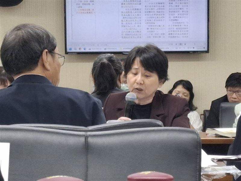 立法院今(19)日審查《食品安全衛生管理法》修正草案,多名立委追問,與會專家被爆在開會前曾與中聯高層餐敘、同車北上,衛福部是否事前知情。(圖/記者周佩怡攝影)