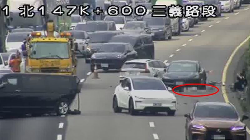 國道1號北上147.8公里發生追撞車禍,一名女子噴飛車外,趴臥內側車道。(圖/翻攝高速公路資訊網)