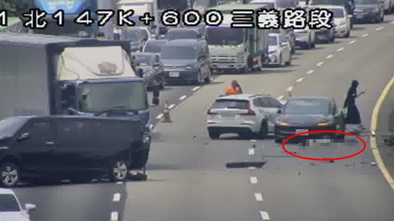 國道1號北上147.8公里發生追撞車禍,一名女子噴飛車外,趴臥內側車道。(圖/翻攝高速公路資訊網)