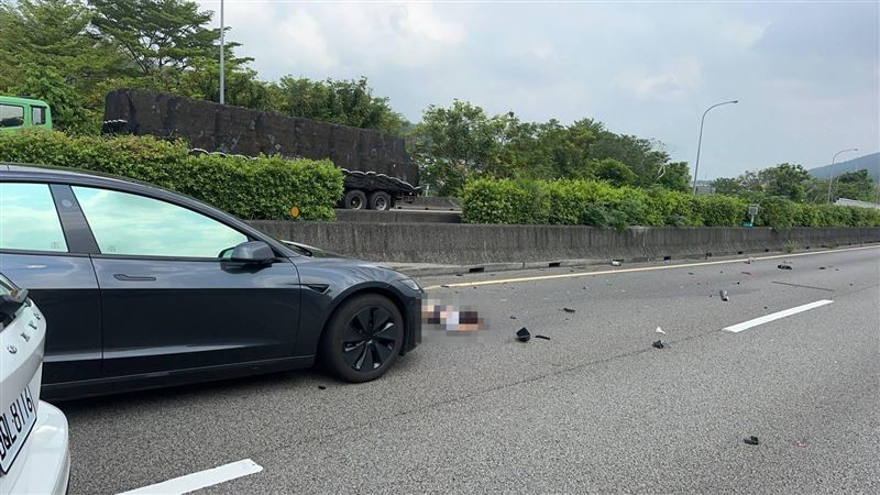 新／國1三義段驚悚車禍！1人噴飛車外趴地