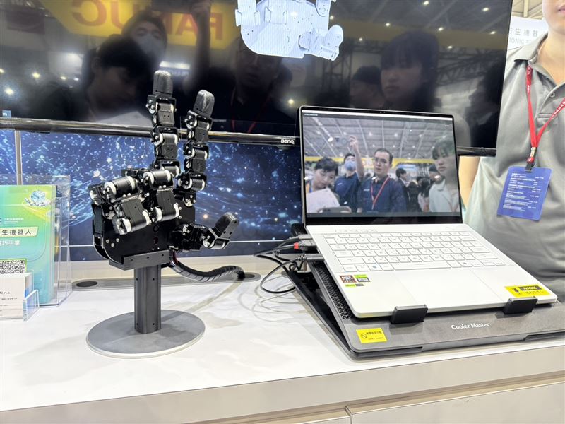 經濟部在自動化大展「展出靈巧手掌」,以模組化設計彈性擴充至5指20個自由度,結合AI訓練可執行電子組裝與醫材整理等精密作業,民眾只要站在螢幕前做出手勢,比YA也可以,手掌會很快的「仿效」。而「四足機器人」則整合AI自主控制與國產關鍵零組件,攜手仁寶(2324)、英業達(2356)、所羅門(2359)等打造國產研發平台。(圖/記者廖珪如攝影)