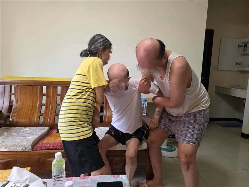 我們只要活下去!可憐阿蓮阿嬤從年輕起照顧2癱兒,50多歲有心臟病的愛女未婚苦撐全家。(圖/翻攝自《愛的延續》公益協會臉書)