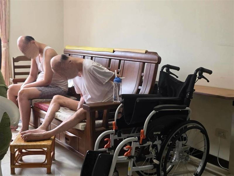 我們只要活下去!可憐阿蓮阿嬤從年輕起照顧2癱兒,50多歲有心臟病的愛女未婚苦撐全家。(圖/翻攝自《愛的延續》公益協會臉書)