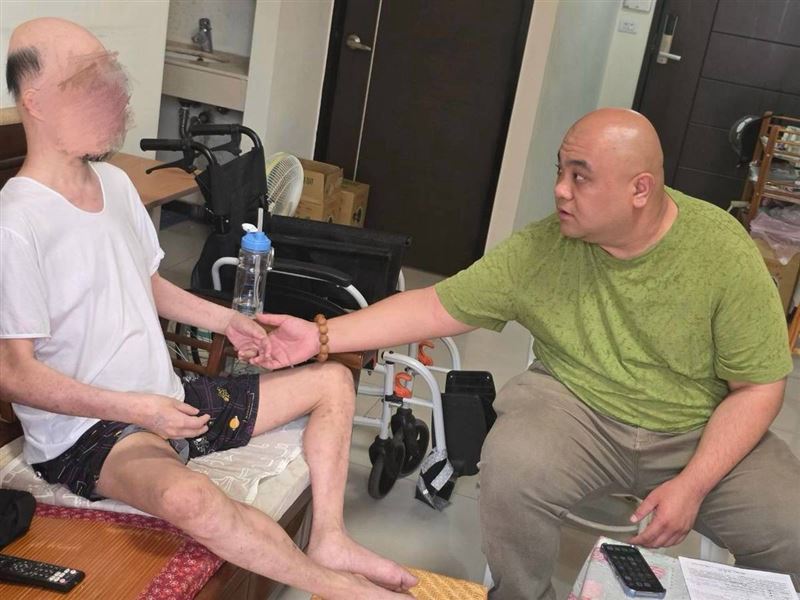 我們只要活下去!可憐阿蓮阿嬤從年輕起照顧2癱兒,50多歲有心臟病的愛女未婚苦撐全家。(圖/翻攝自《愛的延續》公益協會臉書)