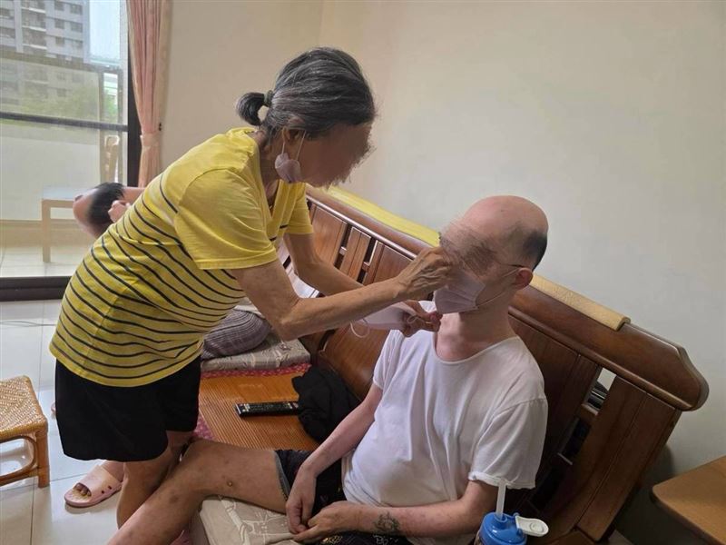 我們只要活下去!可憐阿蓮阿嬤從年輕起照顧2癱兒,50多歲有心臟病的愛女未婚苦撐全家。(圖/翻攝自《愛的延續》公益協會臉書)