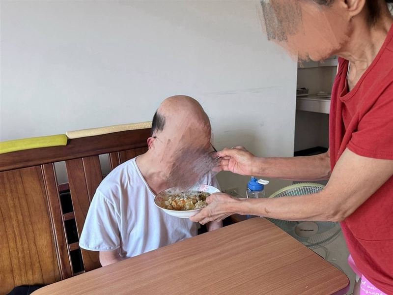 我們只要活下去!可憐阿蓮阿嬤從年輕起照顧2癱兒,50多歲有心臟病的愛女未婚苦撐全家。(圖/翻攝自《愛的延續》公益協會臉書)