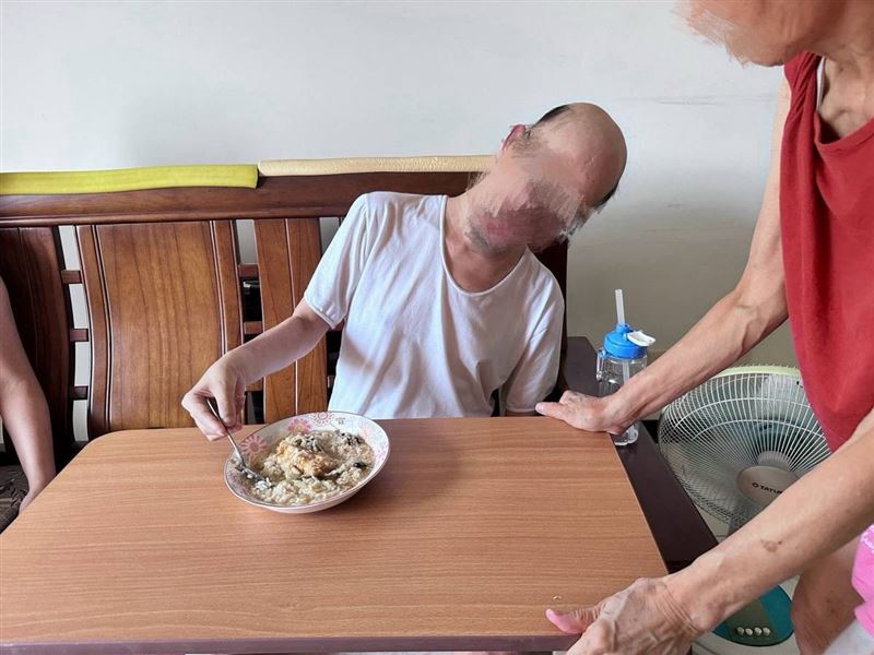 我們只要活下去!可憐阿蓮阿嬤從年輕起照顧2癱兒,50多歲有心臟病的愛女未婚苦撐全家。(圖/翻攝自《愛的延續》公益協會臉書)