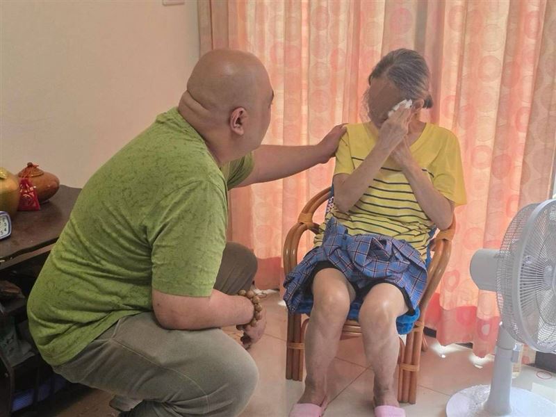 我們只要活下去!可憐阿蓮阿嬤從年輕起照顧2癱兒,50多歲有心臟病的愛女未婚苦撐全家。(圖/翻攝自《愛的延續》公益協會臉書)