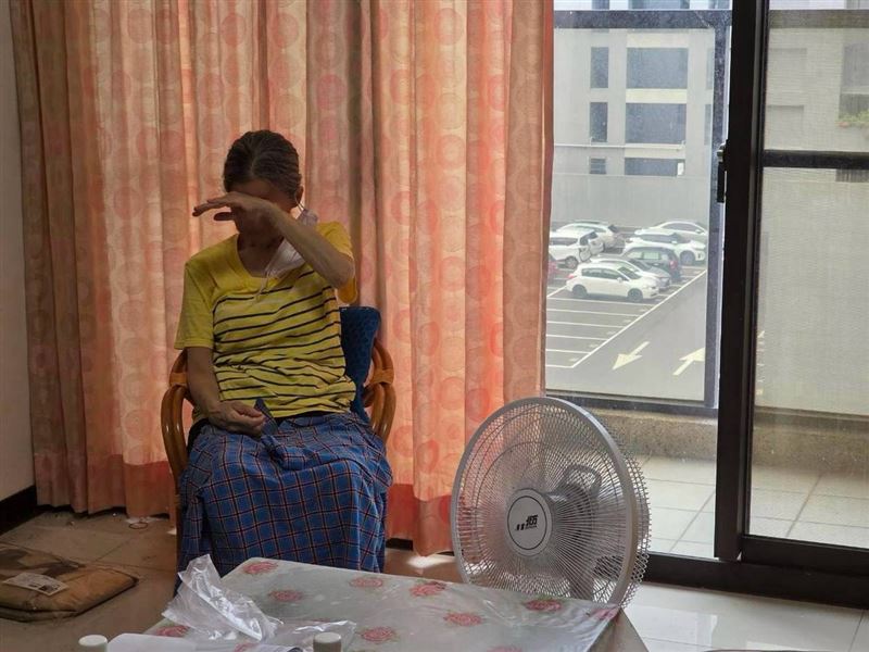我們只要活下去!可憐阿蓮阿嬤從年輕起照顧2癱兒,50多歲有心臟病的愛女未婚苦撐全家。(圖/翻攝自《愛的延續》公益協會臉書)