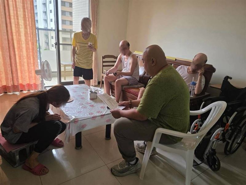 我們只要活下去!可憐阿蓮阿嬤從年輕起照顧2癱兒,50多歲有心臟病的愛女未婚苦撐全家。(圖/翻攝自《愛的延續》公益協會臉書)