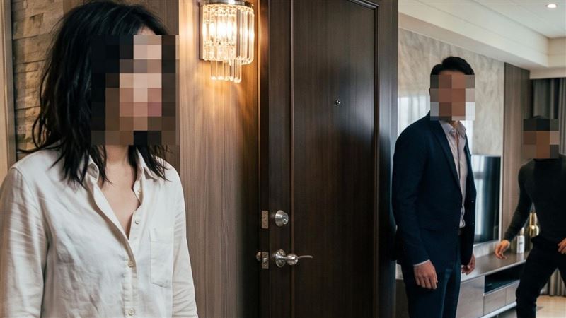 人妻衣衫不整、小王躲房間…遺留過衛生紙