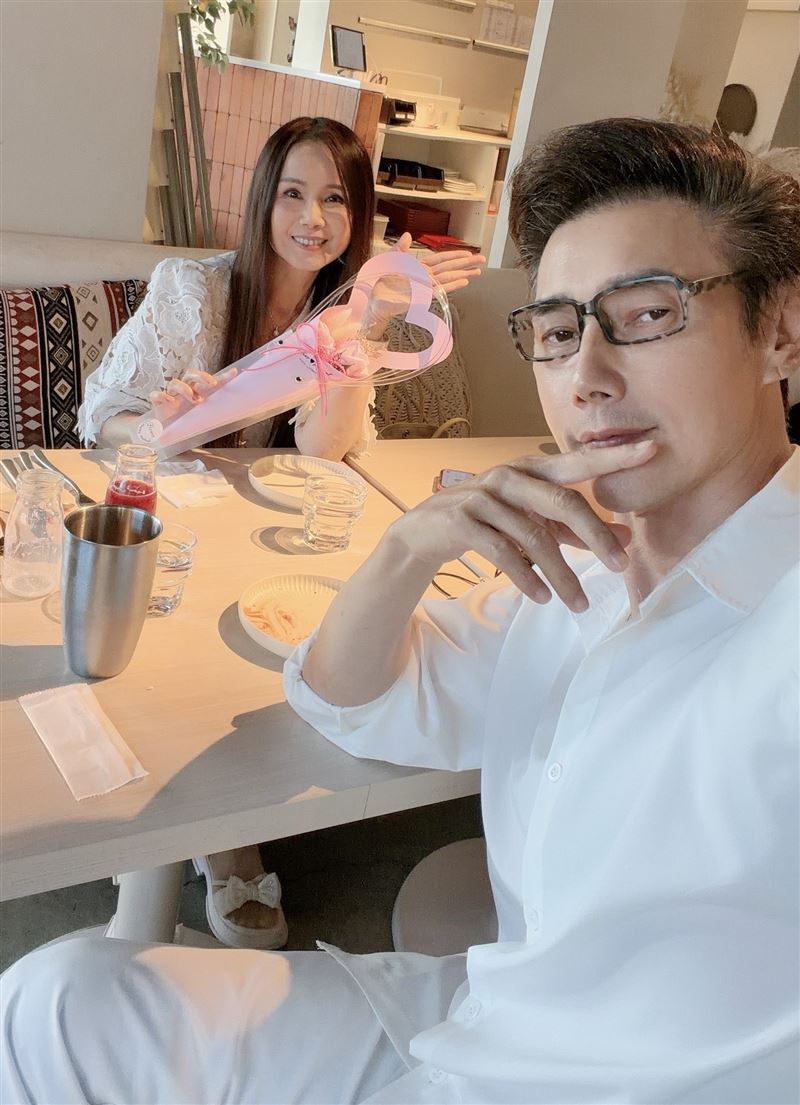 包偉銘與老婆劉依純結婚多年,感情依舊甜蜜。(圖/翰森娛樂提供)