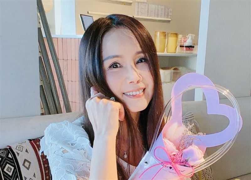 包偉銘與老婆劉依純結婚多年,感情依舊甜蜜。(圖/翰森娛樂提供)