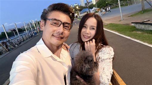 淡水路邊驚見超大咖夫妻檔！七夕甜蜜放閃