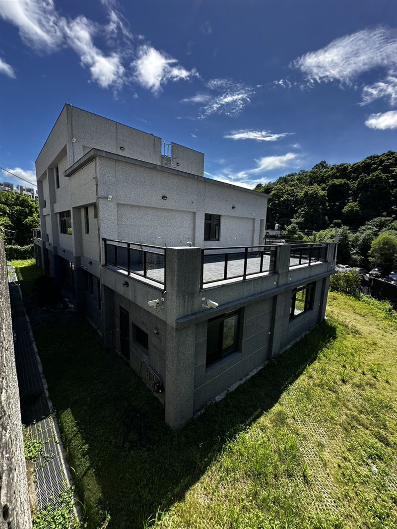《美麗島電子報》董事長吳子嘉爆料,該農舍違建部分已經將近追平合法部分。(圖/翻攝畫面)
