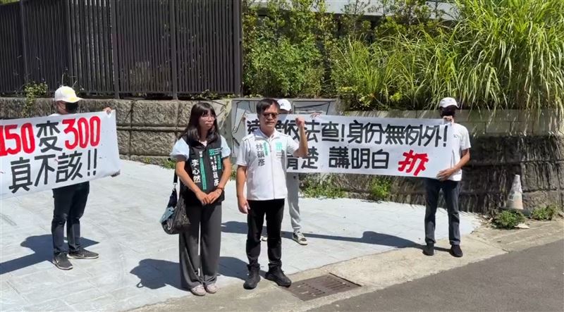民眾黨新竹縣議員林碩彥今(19日)與陳情民眾到場拉布條表達訴求。(圖/翻攝畫面)