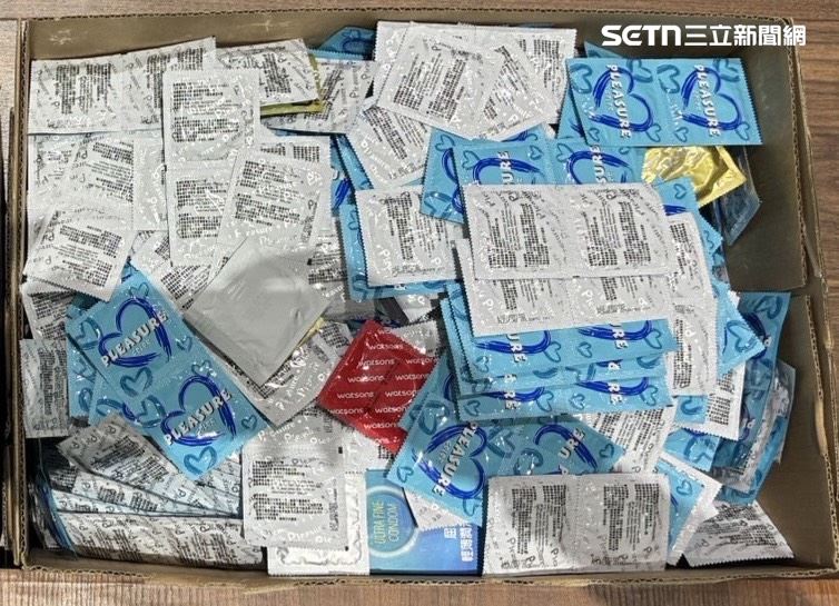 警方搗破西門町的應召站,並查扣保險套、潤滑液等證物。(圖/翻攝畫面)