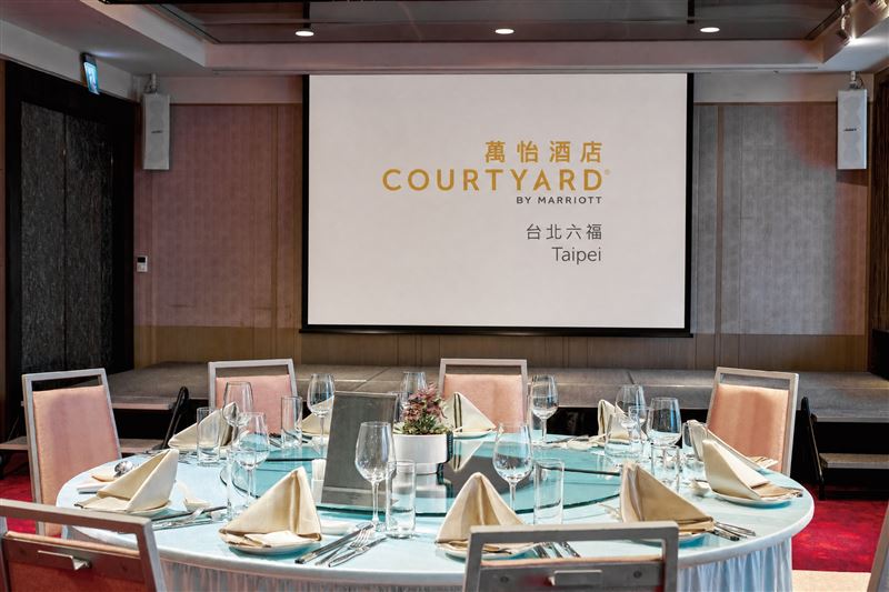 台北六福萬怡酒店宴會廳推出中秋桌菜專案。(圖/飯店旅宿業者提供)