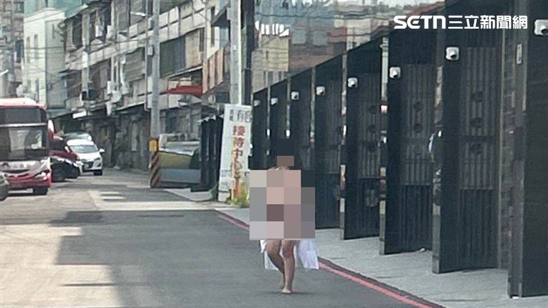 台中太平街頭裸女逛大街！公園躺平遭送醫