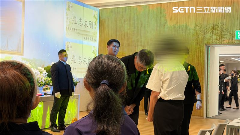 只是比起官員一個個現身送別,她現在更想知道,丈夫生前究竟遭遇什麼。(圖/記者簡榮良攝影)