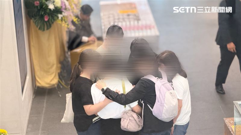 林老師生前絕望留下一句話:「我沒有路了」。妻子說,丈夫生前個性溫和、事事隱忍,如今他已無法再開口為自己辯解。(圖/記者簡榮良攝影)
