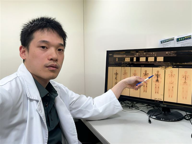 攝護腺癌患者癌細胞轉移骨頭，不僅白天活動疼痛，晚上也痛到睡不著。(圖／豐原醫院提供)