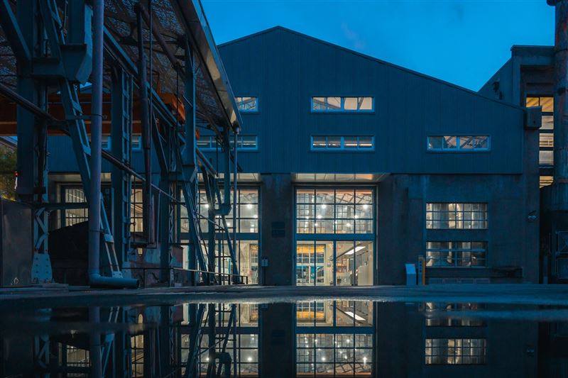 夜幕下的柴電工場建築,呈現工業遺跡的沉靜景致。(圖/國家鐵道博物館提供)