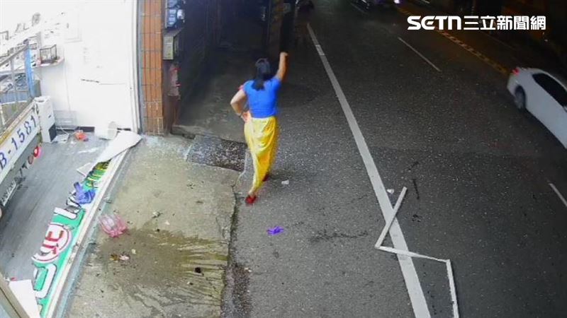 肇事駕駛撞完檳榔店後衝了出來,追著店員破口大罵
