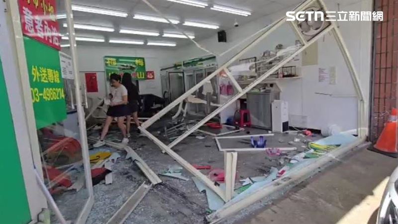 桃園中壢中正路四段這家檳榔攤店內一片狼藉