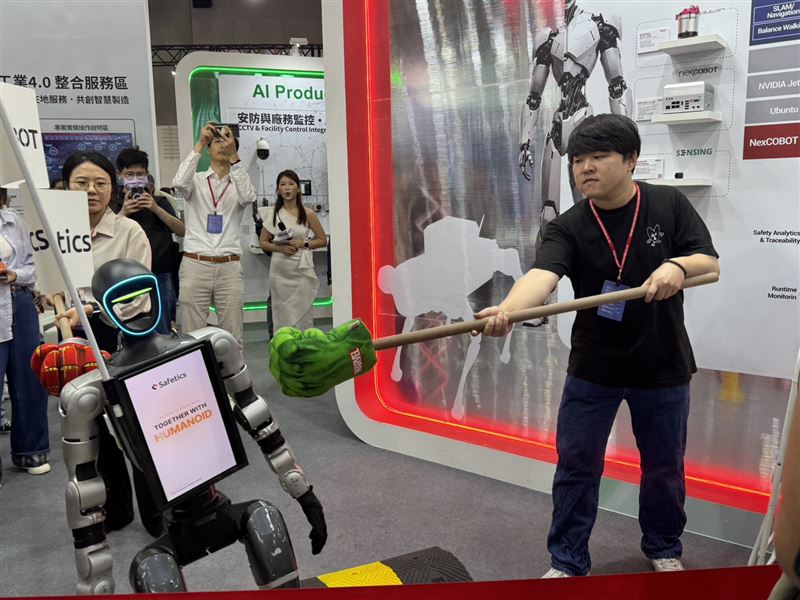 新漢機器人,展現出受到推力時的平衡感。新漢提出RoboWIZ AI機器人開放平台概念,涵蓋AI核心控制、功能安全與資安、視覺感知、實時控制以及致動整機等五大關鍵技術架構,,縮短AI機器人開發時程。(圖/記者廖珪如攝影)
