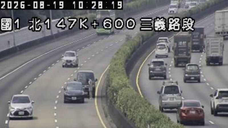 國道1號苗栗三義路段發生重大車禍,3車追撞釀1死2命危慘劇。(圖/翻攝國道即時路況)