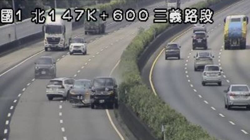 國道即時路況拍下,一開始是特斯拉與廂型車追撞事故,隨後兩車又遭休旅車從後方追撞。(圖/翻攝國道即時路況)