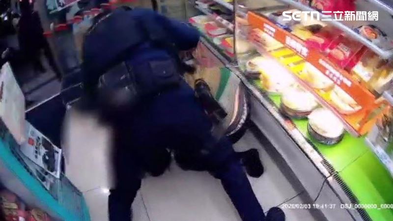 西門町超商狂偷17商品　男被抓包出拳襲警