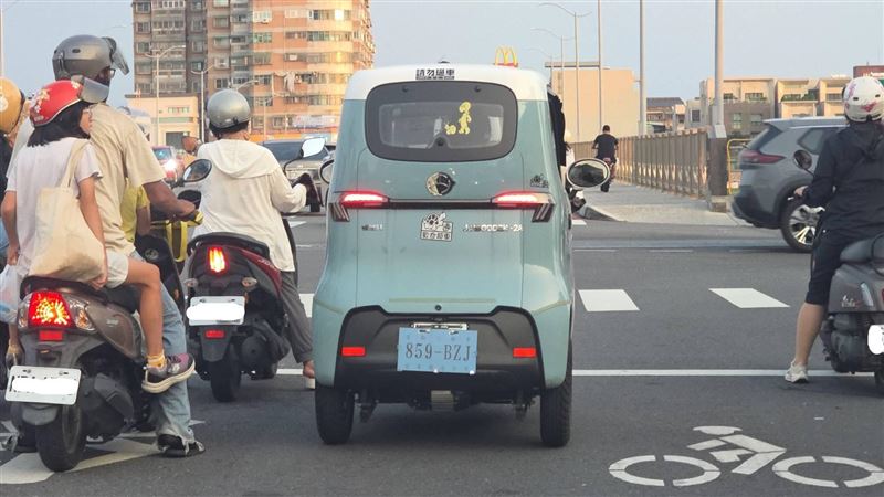 嘉義市吳鳳南路出現一台閉式車廂的電動三輪車,俗稱「老頭樂」的醫療代步車,車尾懸掛私人違法自製車牌,若再上路恐面臨罰鍰。(圖/翻攝畫面)