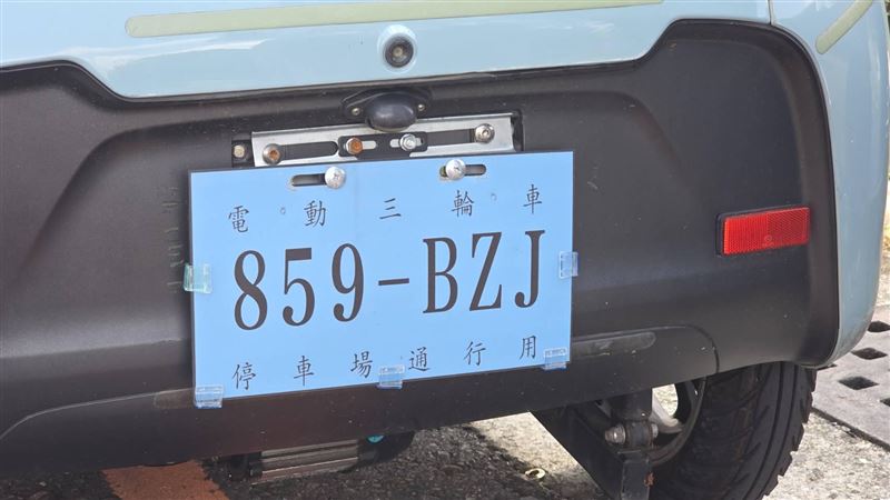 嘉義市吳鳳南路出現一台閉式車廂的電動三輪車,俗稱「老頭樂」的醫療代步車,車尾懸掛私人違法自製車牌,若再上路恐面臨罰鍰。(圖/翻攝畫面)